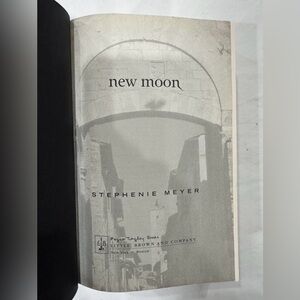 New Moon by Stephenie Meyer Book